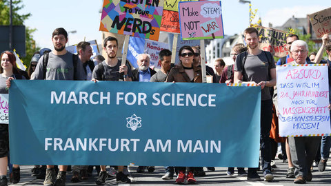 2054898866-studierende-wissenschaftler-demonstrierten-bereits-2018-beimmarch-science-durch-frankfurt-freie-fors-dngve5p7pa7.jpg